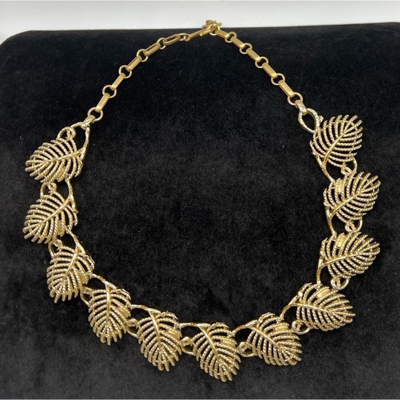 Lisner Jewelry - Vintage Lisner 1960s Gold-Tone Open Leaf Necklace | Mid-Century